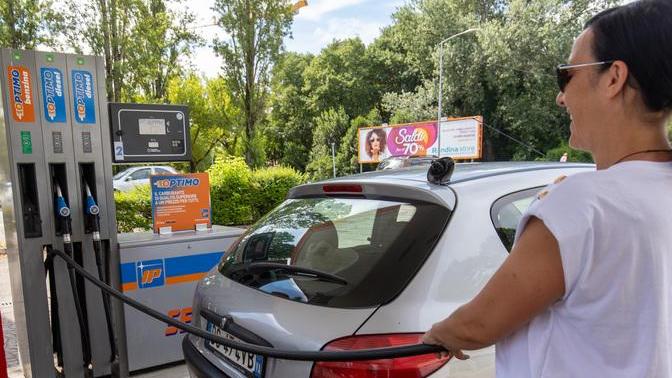 Carburanti più cari, valzer dei prezzi in città