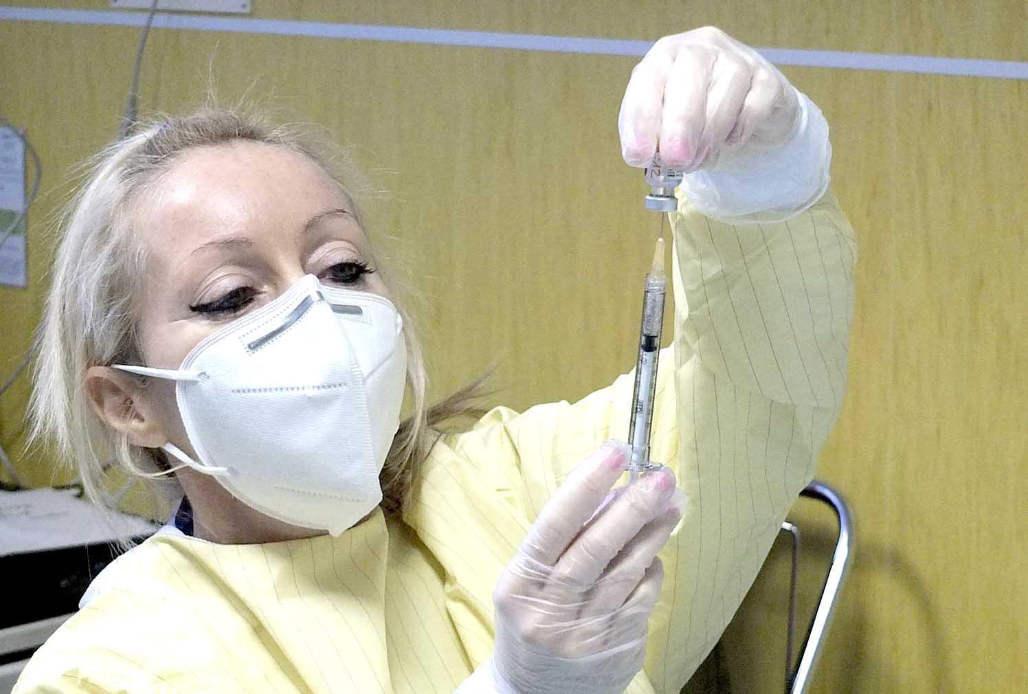 Un’infermiera al lavoro all’hub dell’ospedale di Cisanello