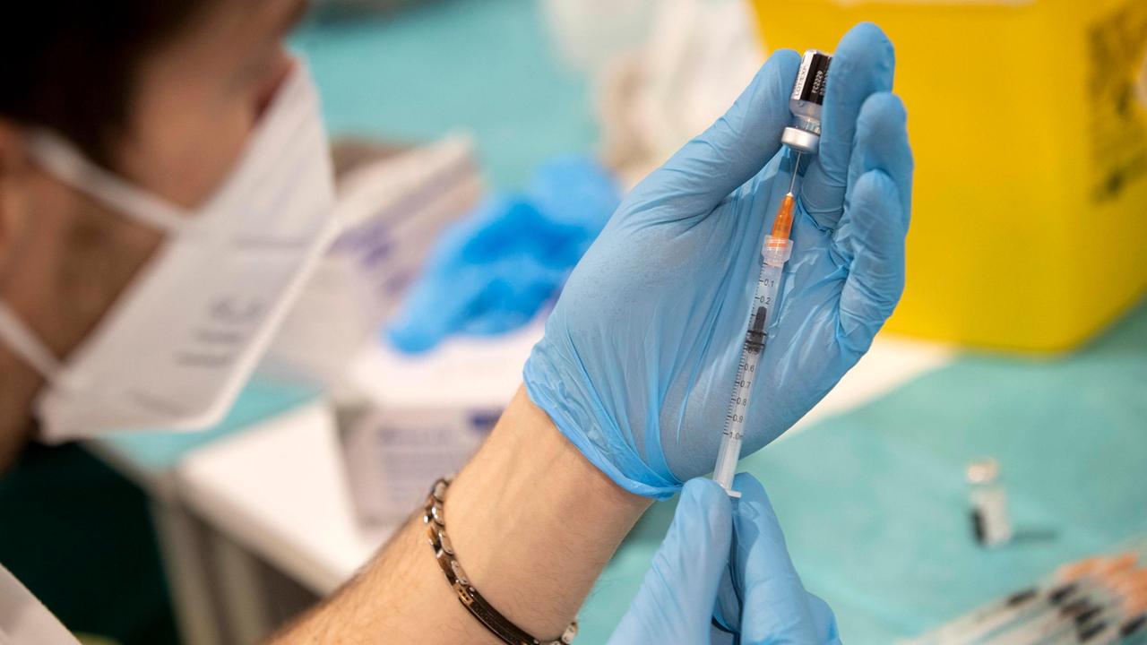 Vaccini, in Sardegna ancora molti giovani e over 60 da intercettare