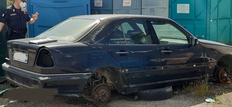 Automobili cannibalizzate e più di venti bagni chimici trovato in un deposito