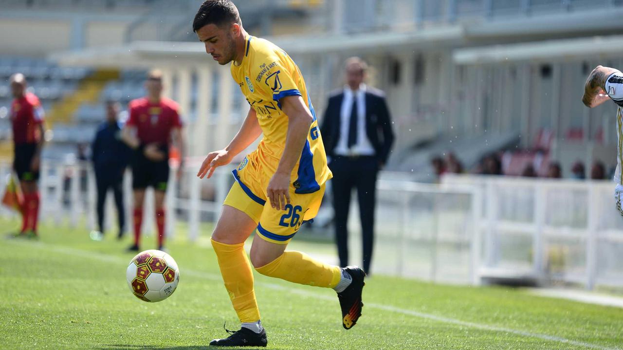 Nicolas Bresciani con la maglia della Carrarese