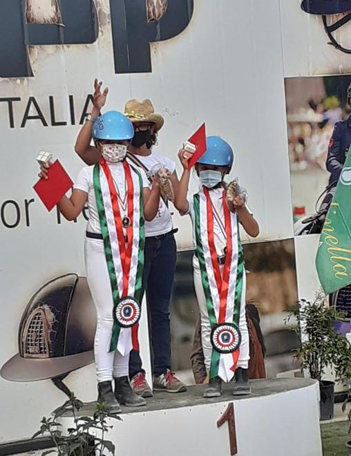 Zoe Morini e Sophie Quinson sul primo gradino del podio