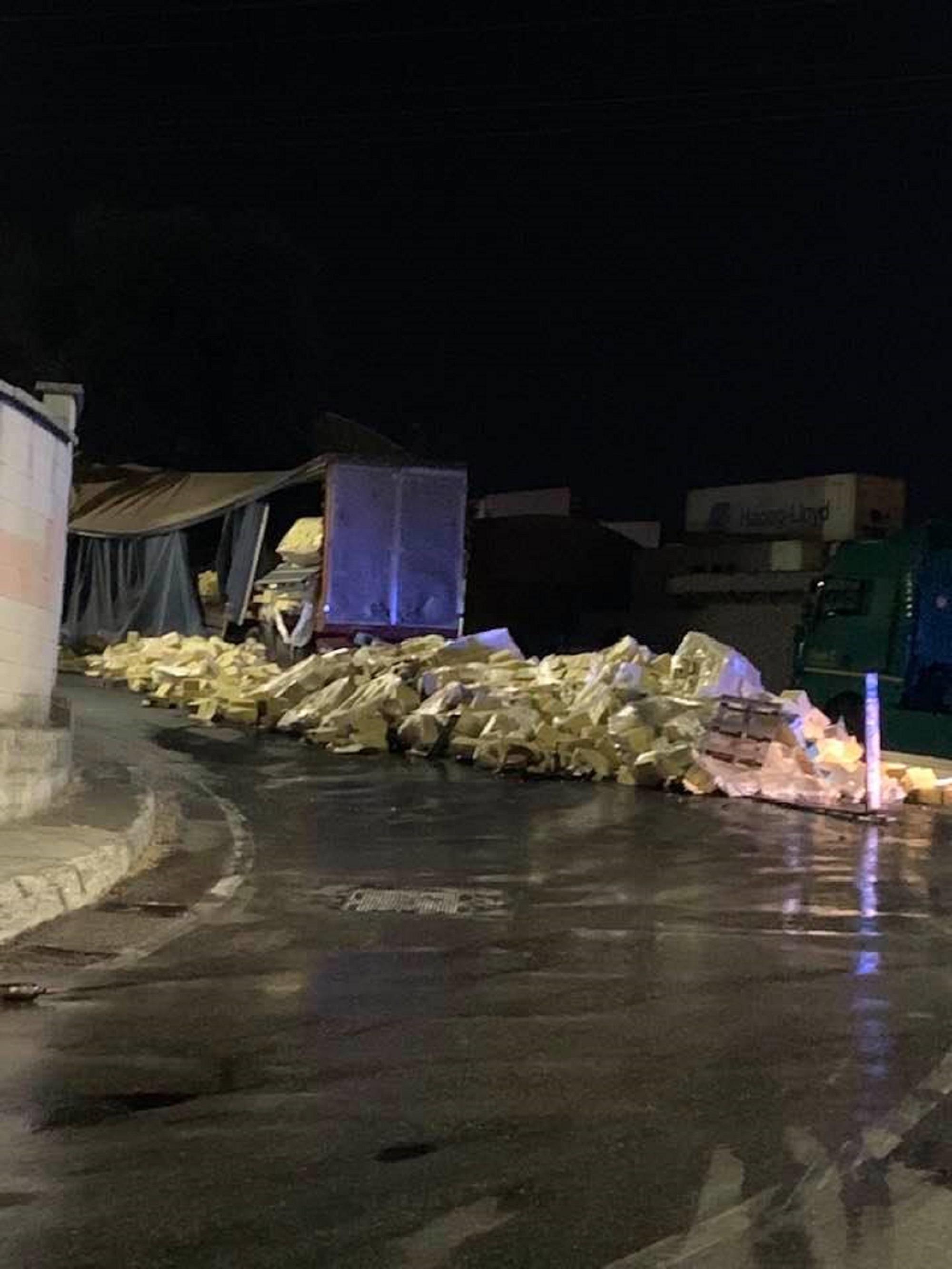 Il camion dopo la perdita del carico di vino