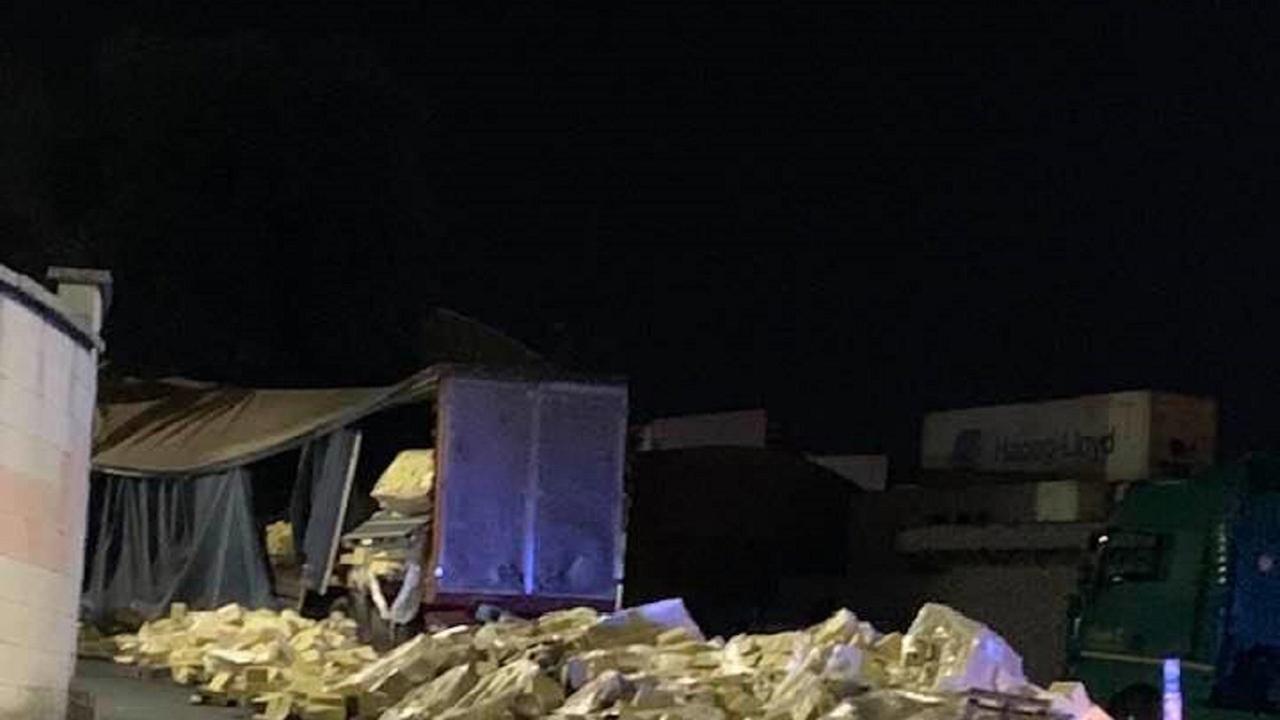 Il camion dopo la perdita del carico di vino