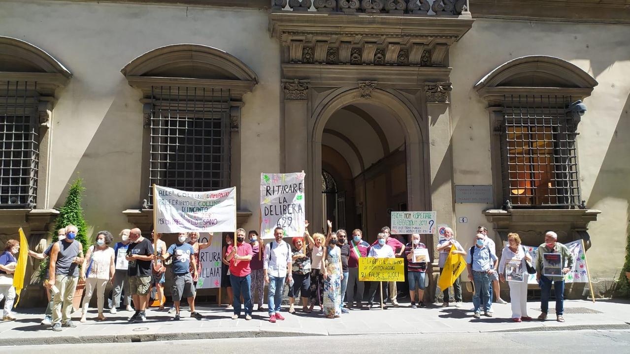 Un momento della manifestazione a Firenze contro la riapertura della Grillaia di Chianni