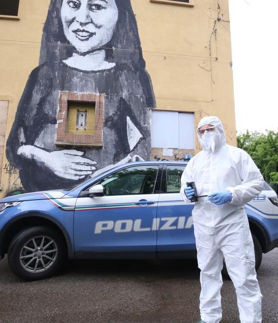 Focolaio Covid dentro le Reggiane, contagiati in 14. I volontari: «Situazione drammatica» 
