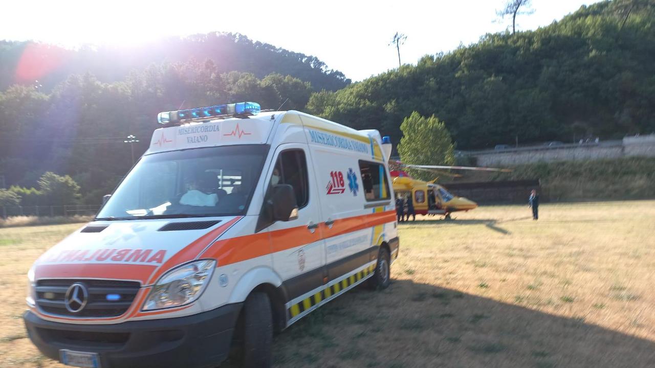 L'ambulanza della Misericordia e l'elicottero che hanno soccorso l'operaio ferito