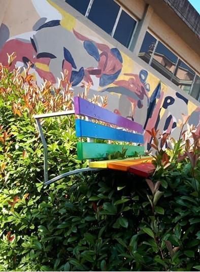 Panchina arcobaleno presa di mira di nuovo dai vandali