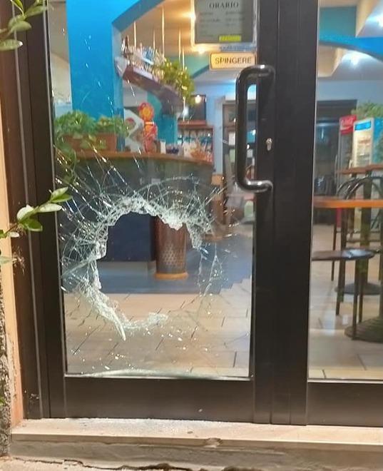 Botte tra bande a Sassuolo e una spaccata dopo il match dell'Italia 