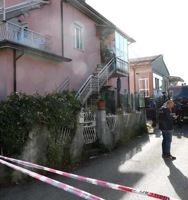 «Siamo in bagno, lui la sta accoltellando» 
