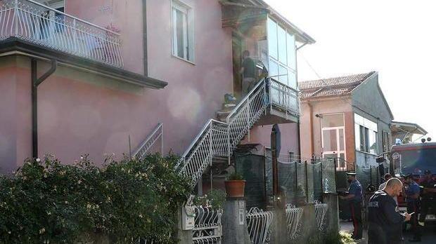 «Siamo in bagno, lui la sta accoltellando»