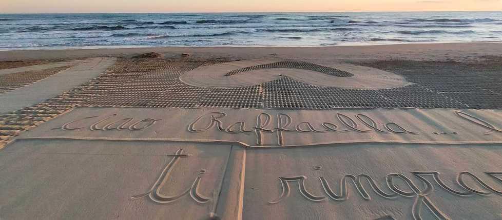 Il tributo: «Ho scritto “Ciao Raffa” sulla sabbia» 