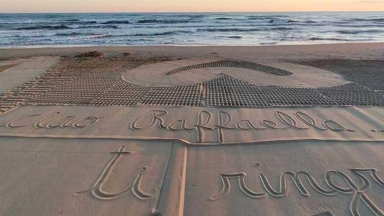 Il tributo: «Ho scritto “Ciao Raffa” sulla sabbia»