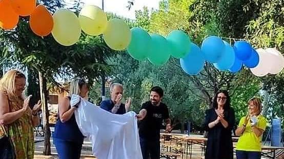 Inaugurata la panchina arcobaleno nei giardini pubblici di Carpani
