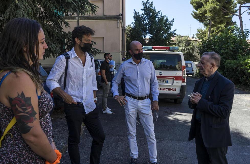 La visita del Comune e di don Medori alla Guglia (foto Daniele Stefanini/Silvi)