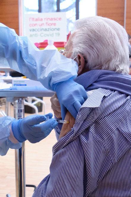 Over 80, senza vaccinazione ancora un anziano su nove 