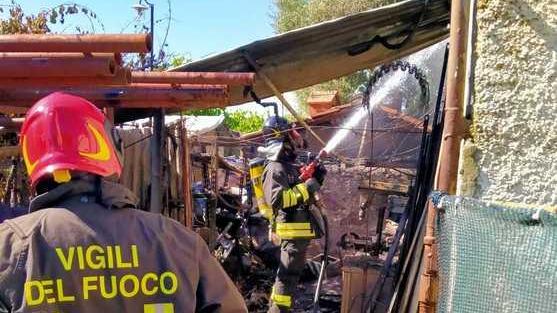 Distrutto dal fuoco annesso agricolo