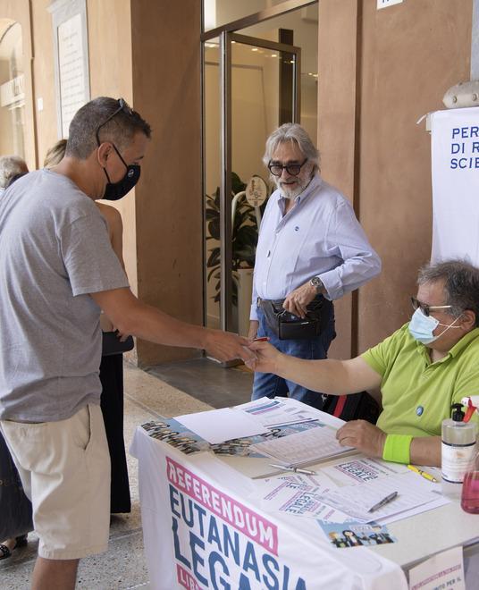 Fratelli d’Italia contro De Luca «Eutanasia, Modena dice no» 