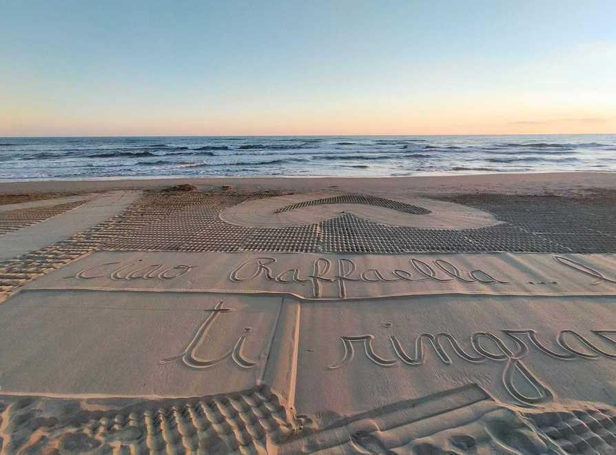 Il saluto disegnato sulla spiaggia