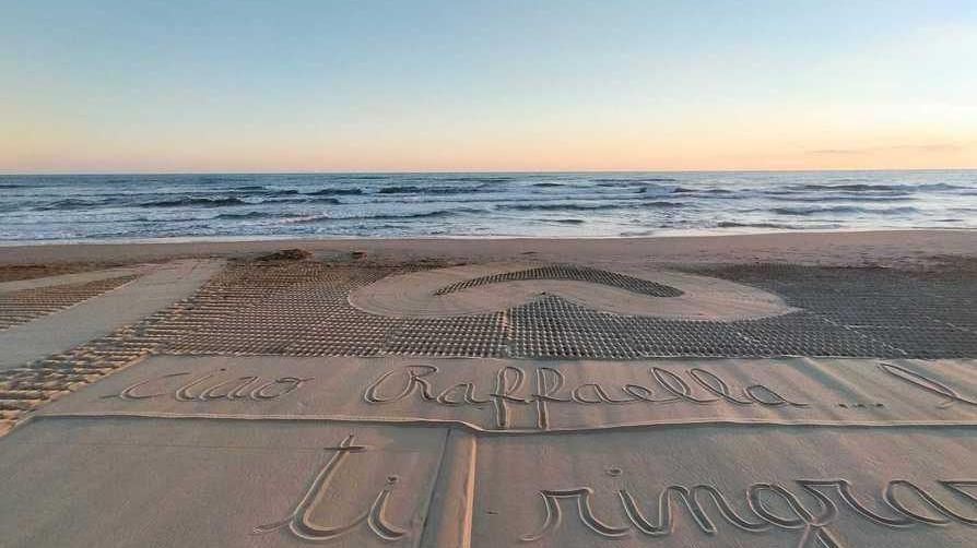 Il saluto disegnato sulla spiaggia