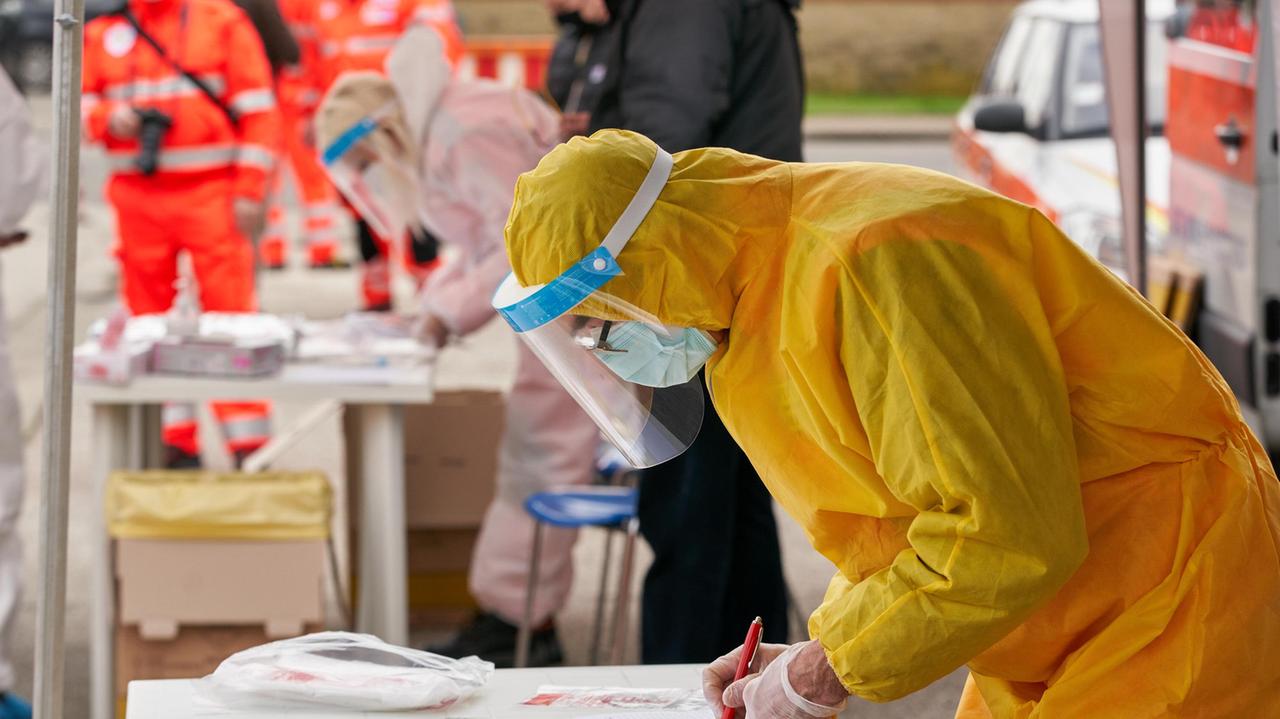 Variante Delta, anche in Toscana aumentano i casi: i rischi per settembre. L’esperto: proteggere gli adolescenti