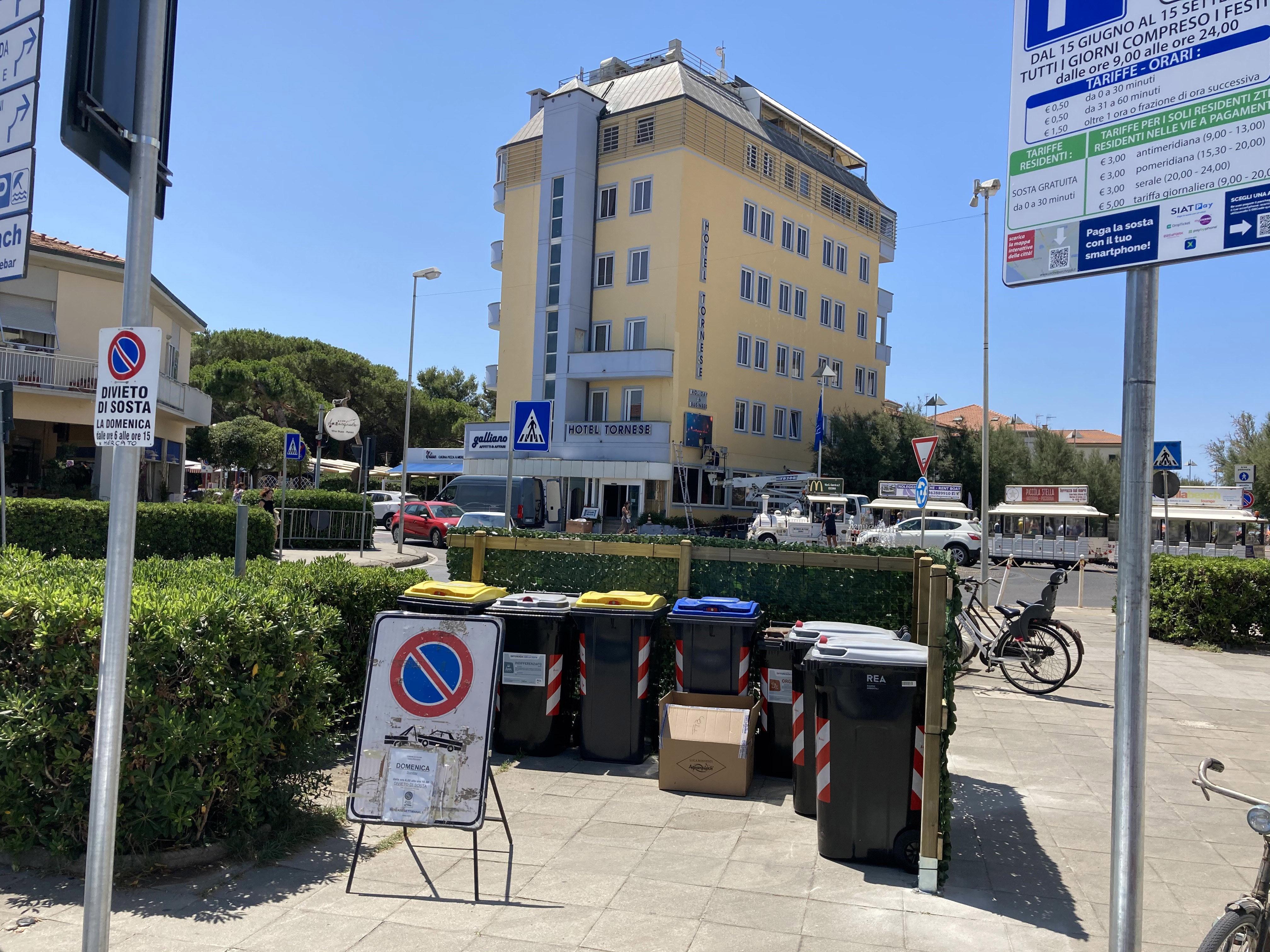 I negozianti di Marina di Cecina contro l’isola ecologica in mezzo alla piazza: «Scelta assurda» 
