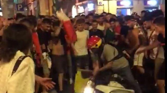 Calci a un rider alla festa per l'Italia a Cagliari, il video diventa virale sui social
