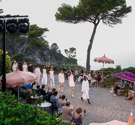 Max Mara vola a Ischia con la collezione Resort dedicata alle icone di un’epoca leggendaria 