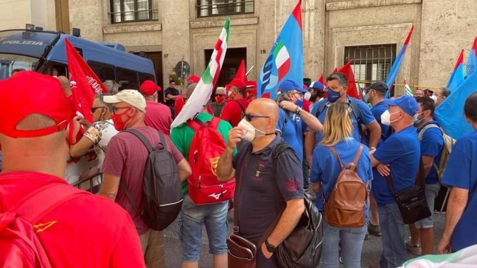 L’arrivo di operai e sindacati ieri mattina al ministero dello Sviluppo economico