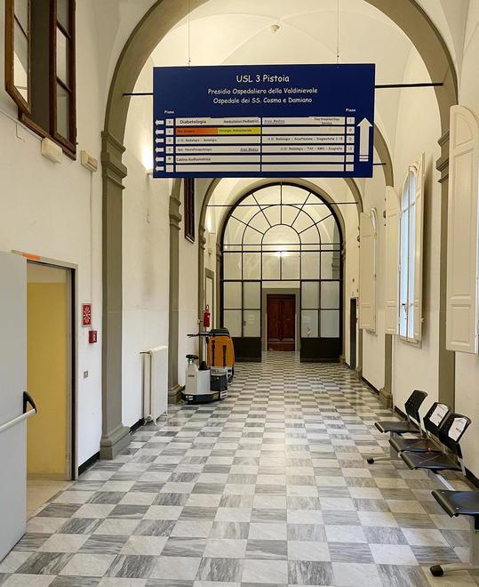 Un corridoio dell’ospedale SS. Cosma e Damiano di Pescia (Foto Nucci)