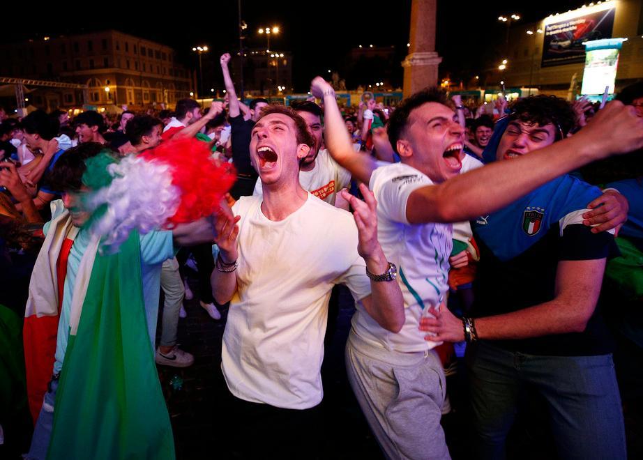 Tifosi azzurri in festa dopo il rigore decisivo e la vittoria in semifinale con la Spagna
