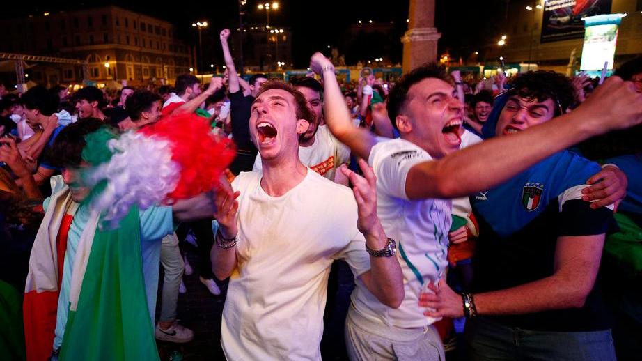 Tifosi azzurri in festa dopo il rigore decisivo e la vittoria in semifinale con la Spagna