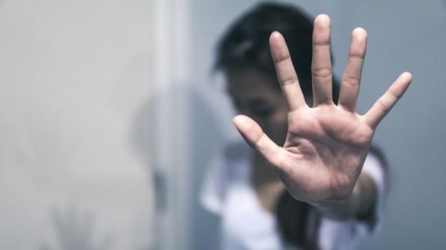 Ubriaco pesta la moglie a sangue e lei si rintana nell'armadio. Denunciato 58enne