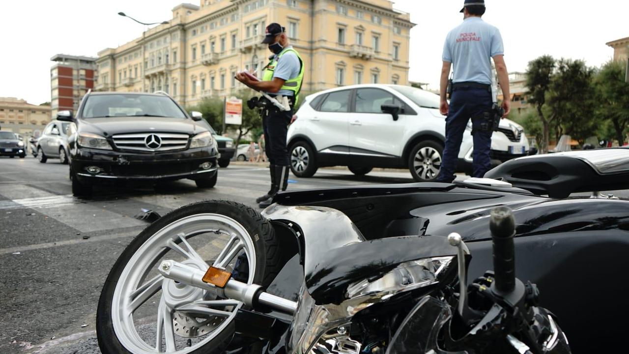 Lo scooter dopo l'incidente e i rilievi della polizia municipale (foto Daniele Stefanini/Silvi)