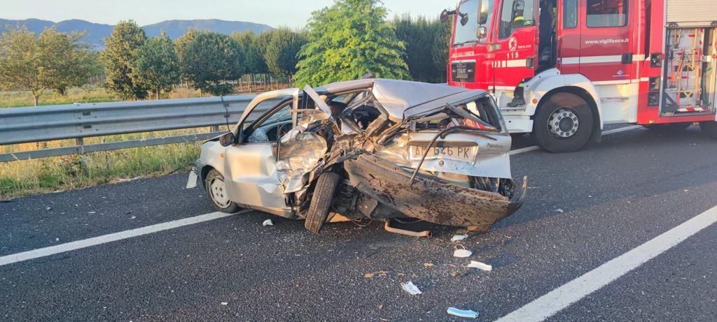 Tamponata da un’altra auto mentre è ferma nella corsia d’emergenza: grave una donna
