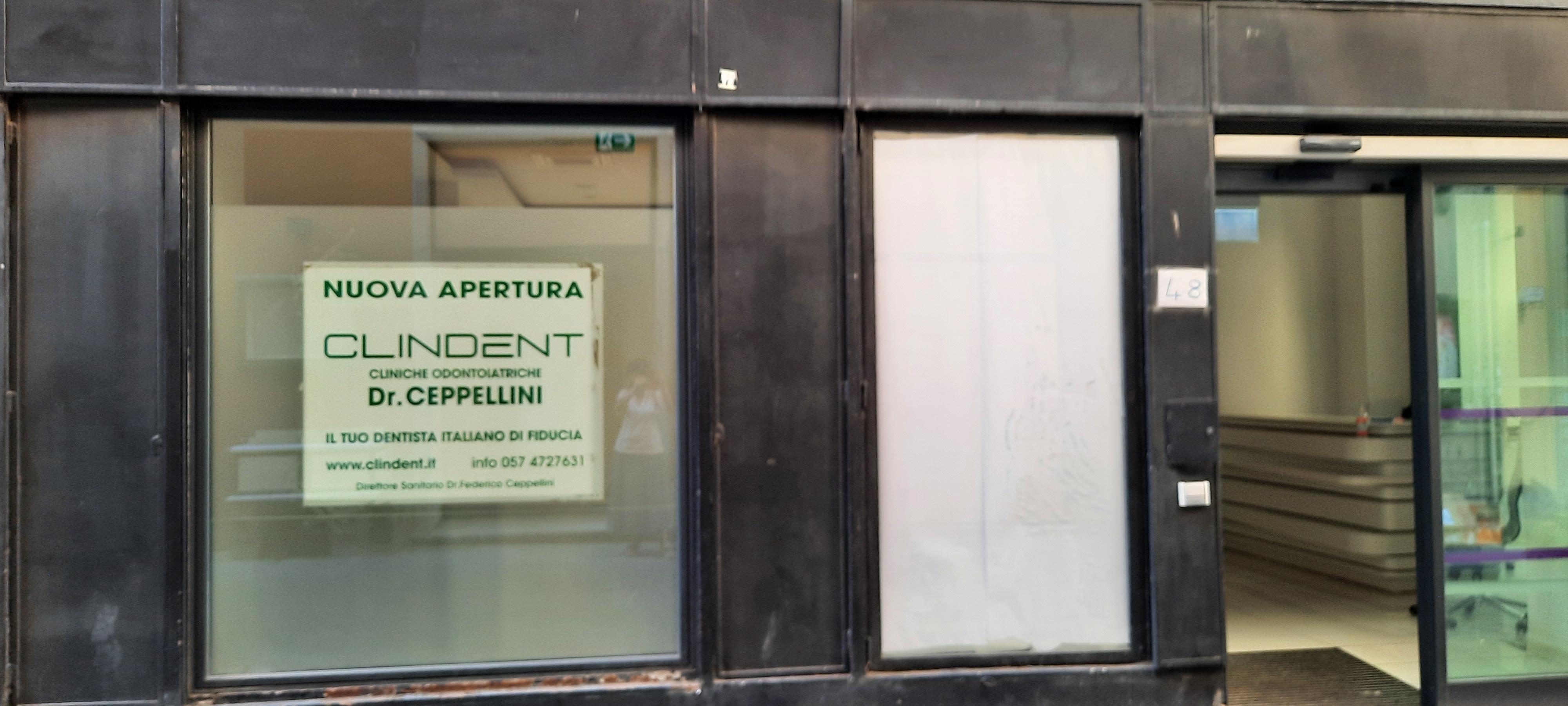 La vetrina di Clindent in allestimento in corso Mazzoni