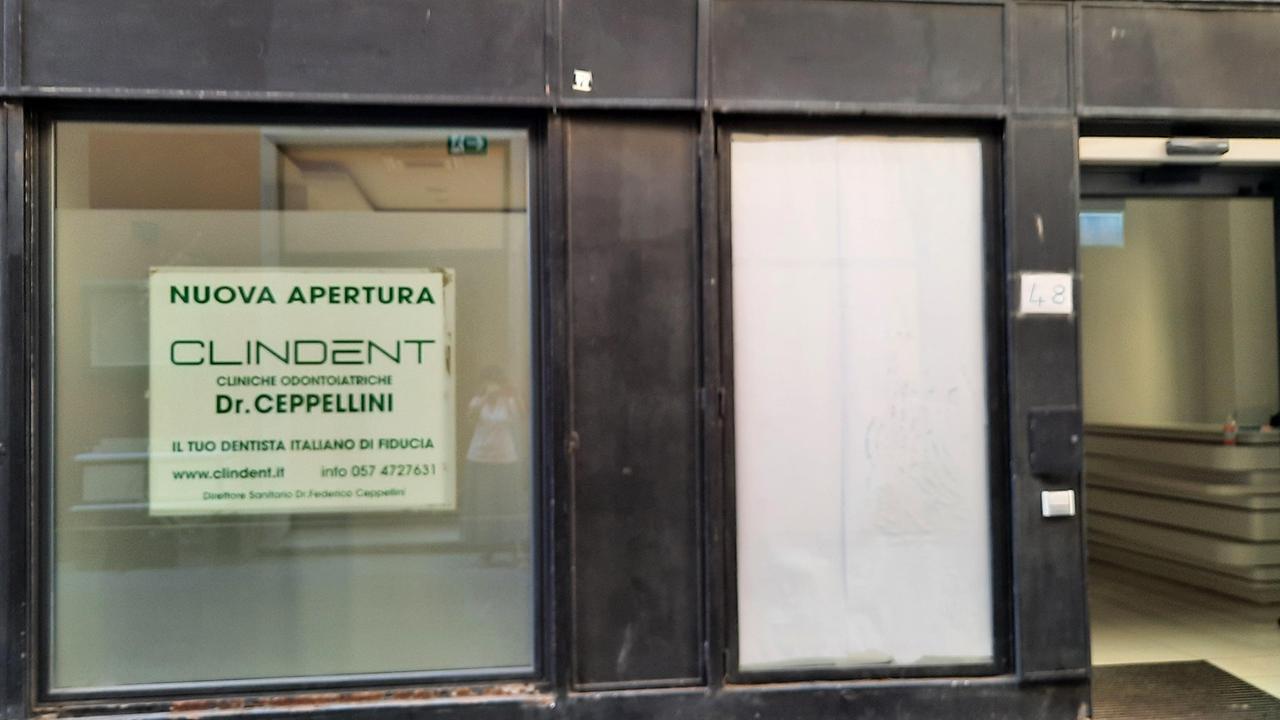 La vetrina di Clindent in allestimento in corso Mazzoni