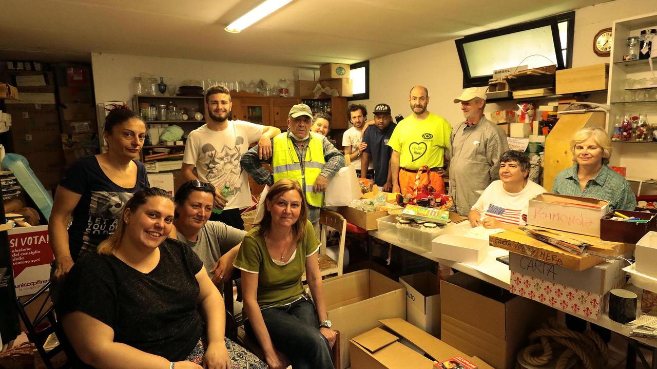 Il negozio e un gruppo di volontari di "Porte Aperte"