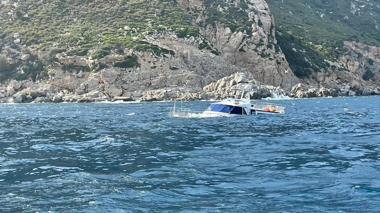 Barcone per il trasporto passeggeri rischia di affondare davanti alla costa di Baunei