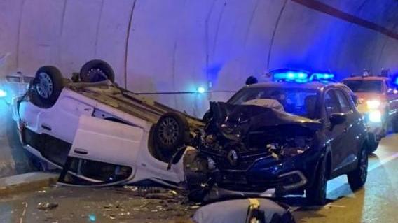 Auto si ribalta in galleria sulla 429, due feriti