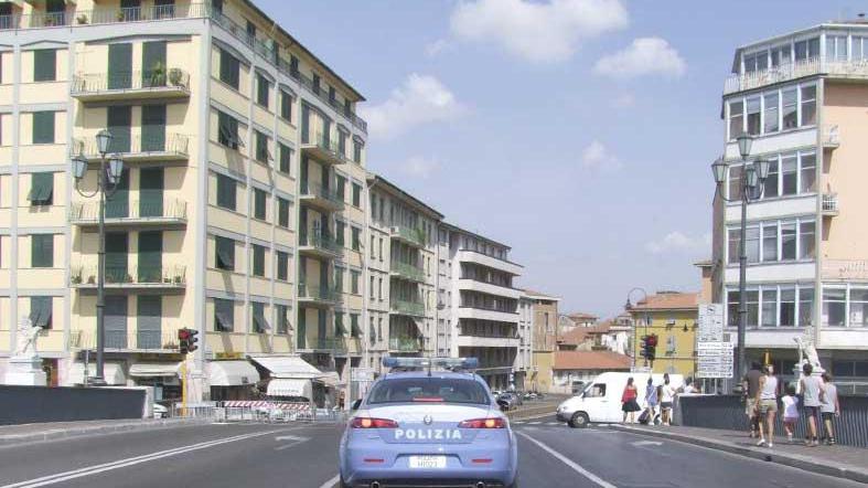 Una volante della polizia di Stato su ponte Solferino, a Pisa (foto d'archivio)