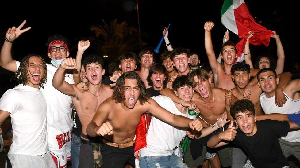 Tutti in piazza a festeggiare la vittoria Ma c’è chi degenera e provoca danni
