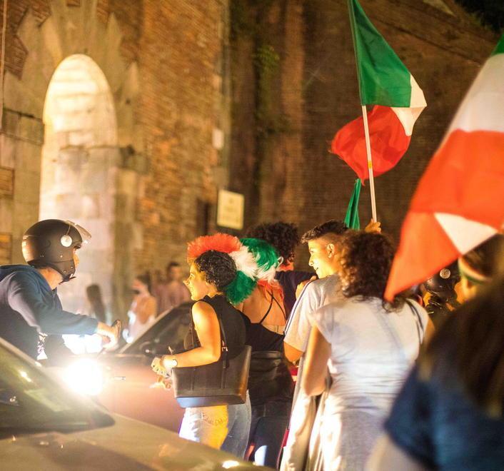 Cori, canti e caroselli nella “notte magica” di Lucca dopo la vittoria dell’Italia sulla Spagna