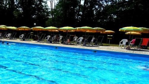 Piscina comunale parte il servizio navetta per i residenti