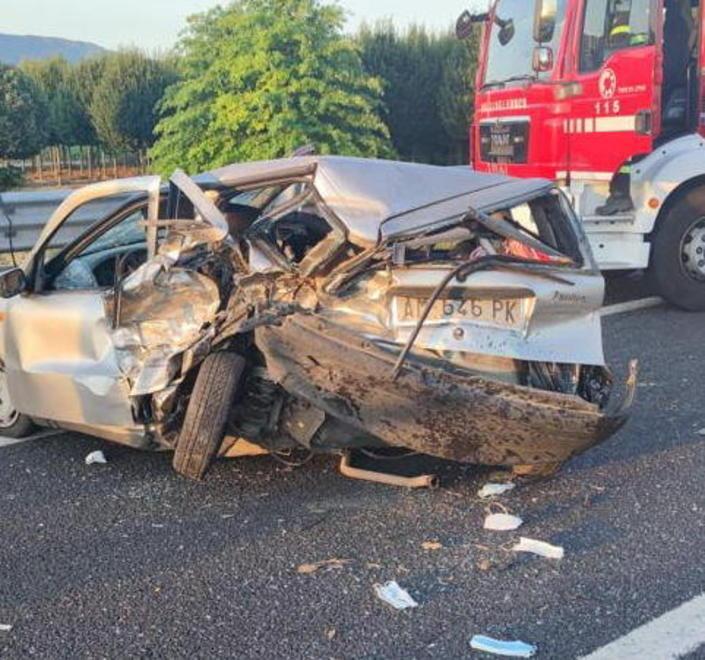 Ferma in corsia di emergenza viene travolta da un’auto