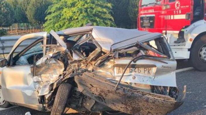Ferma in corsia di emergenza viene travolta da un’auto