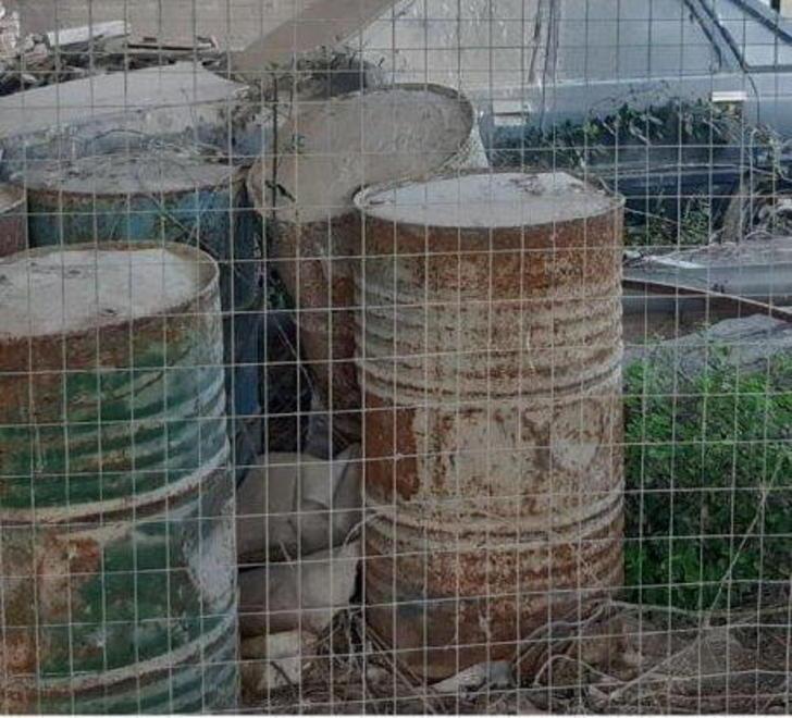 Venti bagni chimici e auto cannibalizzate in un deposito edile