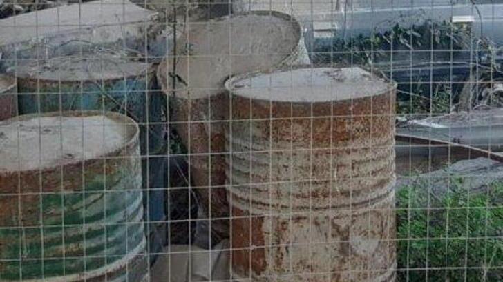 Venti bagni chimici e auto cannibalizzate in un deposito edile