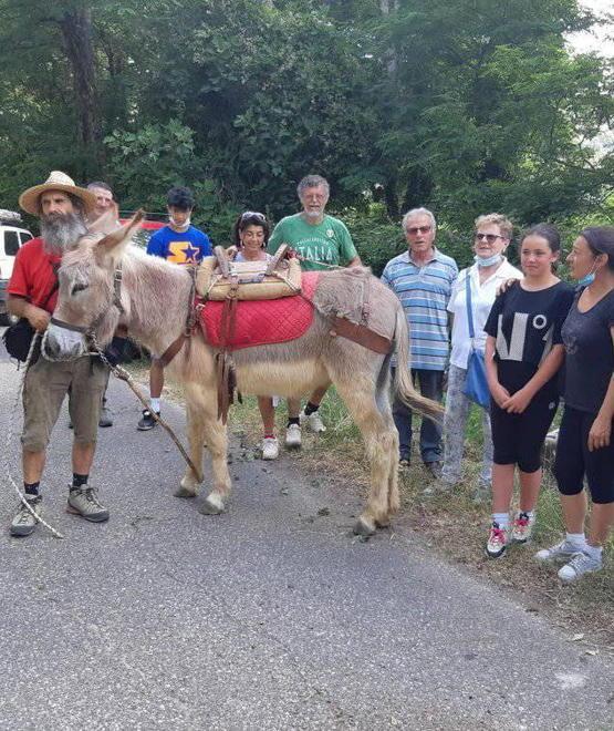 I cittadini puliscono Prata con l’ausilio dell’asinello «Controlli e punizioni»