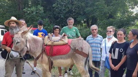 I cittadini puliscono Prata con l’ausilio dell’asinello «Controlli e punizioni»